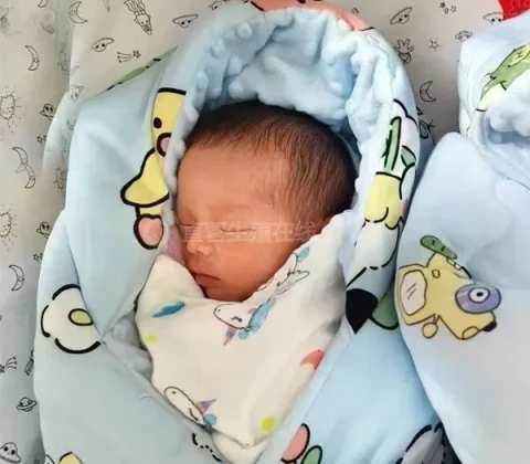 55岁失去丈夫后坚持生二胎，3个卵子最终迎来健康男婴