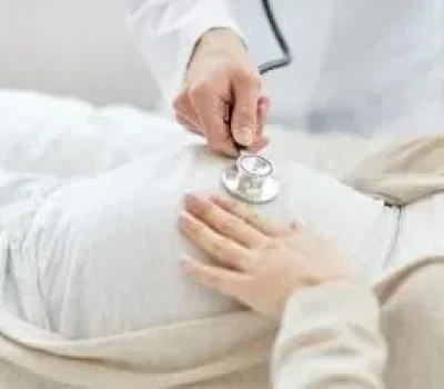 试管治疗出现腹胀气短等信号别硬扛，应尽快回院复查